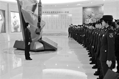新兵下连,了解连史是第一课。胡春雷 摄