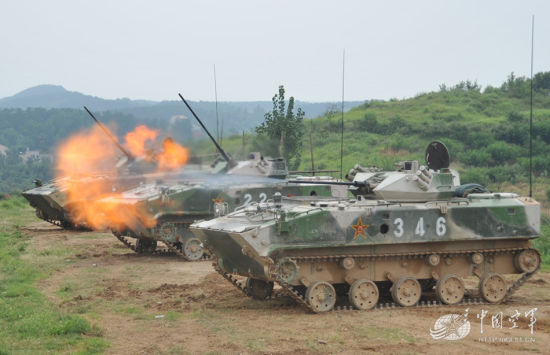 资料图:空降兵某司训大队正在组织某型空降战车实弹射击。该大队针对首次培训空降兵部队空降战车乘员的任务实际,瞄准强军目标,主动叫响 “强军先强骨干、练兵为打仗”口号