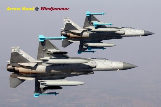 近日,由中巴联合研制的“枭龙”战斗机满挂武器的飞行画面在网络上曝光。来自巴基斯坦空军的“枭龙”战斗机挂着导弹和副油箱飞行,场面霸气。