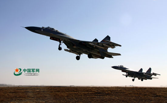 1月20日,兰空航空兵某师组织部队进行应急拉动演练,锤炼部队快速反应能力。图为战机编队起飞。(席博博)编队起飞的歼11战机均挂载了两枚R-27中远程空空导弹与R-73近距格斗导弹。