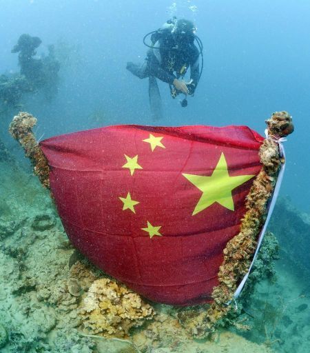 石廊号给油舰残骸上被绑着的五星红旗