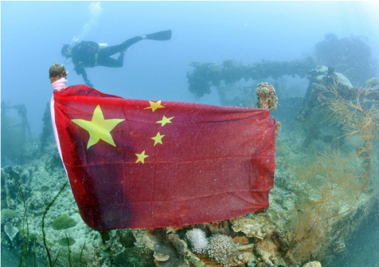 石廊号给油舰残骸上被绑着的五星红旗