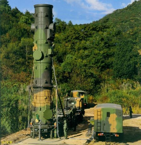 东风-21是解放军二炮部队装备的一款机动式中程弹道导弹,近日,国内杂志上公开了该型导弹在山区起竖的画面。该型导弹还曾在雪原、大漠等特殊地形环境下进行发射训练。(扫图鸣谢:鼎盛军事 007兄弟)