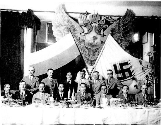 资料图:1934年,罗扎耶夫斯基(前排左二)在哈尔滨出席俄罗斯法西斯党的宴会。