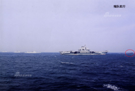 2014年1月1日,中国海军首艘航母辽宁舰在完成南海训练试验任务,返回青岛母港途中,与多艘战舰潜艇进行海上编队航行。这也是中国海军首次公开展示航母战斗群规模。本图集为官方媒体近日公开的航母编队新图。其中,舰队中092级战略核潜艇是首次见到。来源:舰船知识、现代舰船