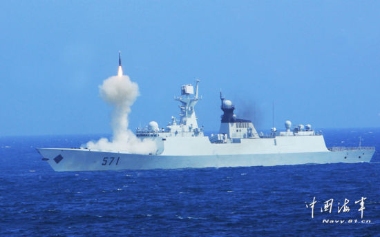 新型护卫舰发射某型防空导弹。