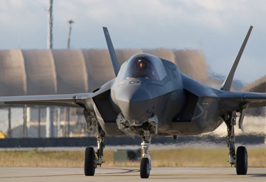 资料图:在艾格林基地等待训练的英军F-35B战机