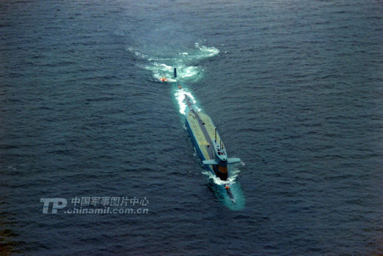 资料图:下潜中的弹道导弹核潜艇。摄于1985年。