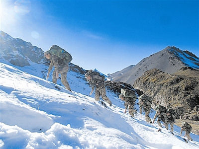 风雪中,西藏军区某旅官兵迎难而上。 石 健摄