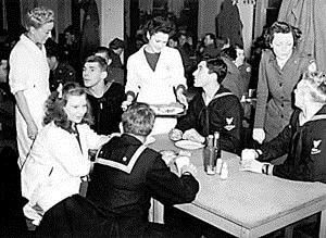 资料图:1943年,美军士兵在伦敦的俱乐部里与英国女性搭讪。