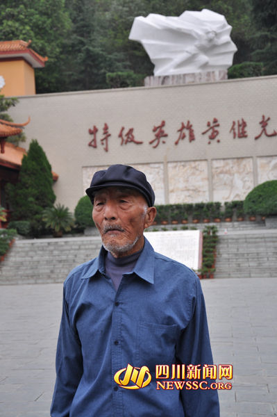李继德老人在黄继光雕像前留影