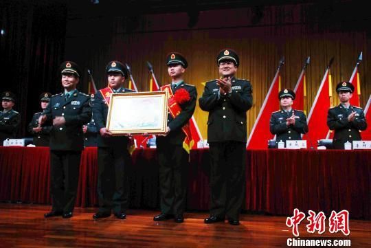 资料图:2015年3月8日上午,中国人民解放军驻澳门部队官兵在新口岸营区大厦礼堂召开庆功大会,隆重庆祝广州军区给驻军特种连记集体一等功。中新社发 王国安 摄