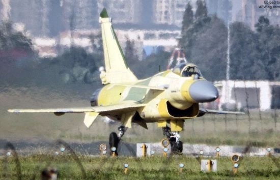 歼-10B、歼-20、歼-15都采用了更为合理的灰色雷达罩