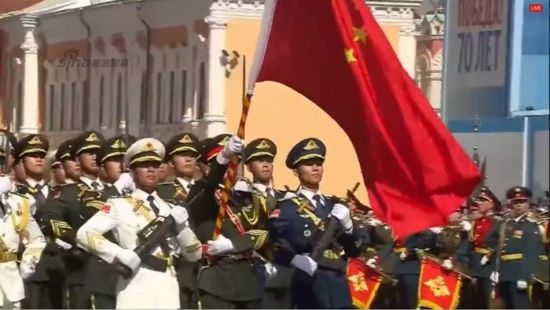 中国解放军仪仗队走过红场接受检阅