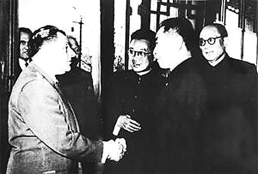 资料图:1955年,阎宝航(后右一)陪同周恩来会见外宾