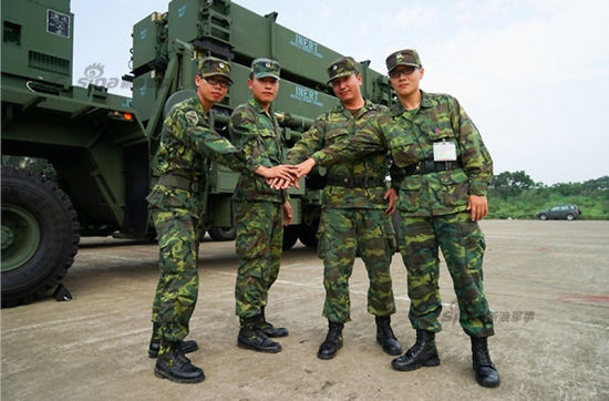 近日,台湾媒体首次曝光了最新到货的爱国者3(PAC-3)最新防空反导系统照片。该武器原计划在7月纪念抗战胜利70周年的战力展示中。图中导弹属于台军飞弹指挥部第633营。