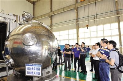 我国首个4500米深潜器耐压壳出厂现场