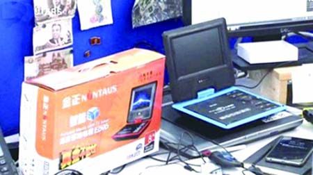路透社称,多达一半的朝鲜城市家庭拥有这种约售50美元、方便隐藏的便携式媒体播放器,用以观看DVD和存在U盘上的内容。现在,民众私下的闲聊谈资主要是韩剧、流行乐、好莱坞电影以及新闻节目。