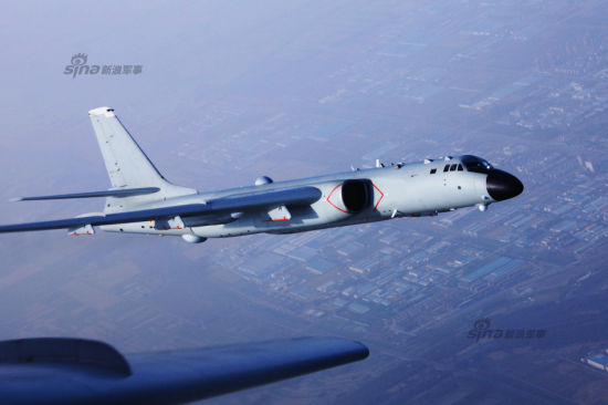 装备某新型轰炸机的空军航空兵某师进行飞行训练准备(资料照片)。3月30日,中国空军飞机经巴士海峡赴西太平洋开展远海训练,当天返航,达成了既定的训练目的,圆满完成任务。
