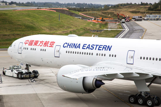 资料图:东航777-300ER飞机。