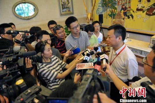图为海口美兰机场集团总裁杨小滨接受媒体采访。骆云飞 摄