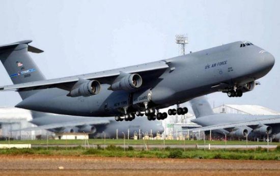 资料图:美国C-5运输机从西班牙莫龙空军基地起飞
