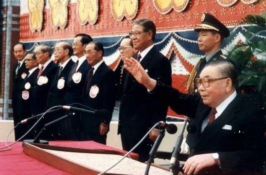 资料图:1987年,蒋经国最后一次主持“双十节”盛会,右三为李登辉。