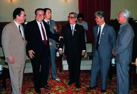 1990年9月3日,江泽民、李鹏在成都与越共中央总书记阮文灵(右三)、越南部长会议主席杜梅(右二)、越共中央顾问范文同(右一)在一起交谈