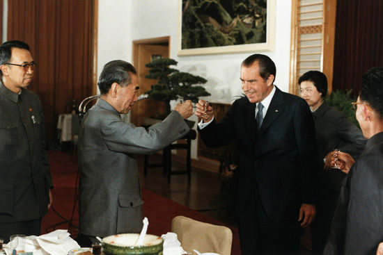 1972年,周恩来总理与尼克松在杭州