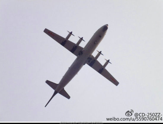 图为仰拍高新6号反潜机外形独特