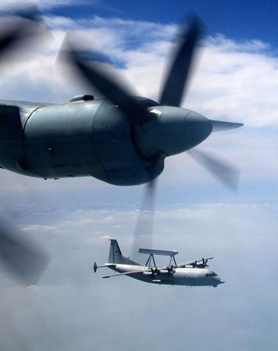 北海舰队航空兵某师多架战机进行编队飞行训练。邢云/摄