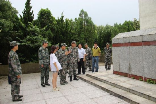 南京军区副参谋长马成效一行祭扫登步岛革命先烈