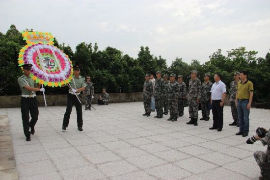 南京军区副参谋长马成效一行祭扫登步岛革命先烈