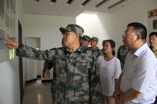 南京军区副参谋长马成效一行祭扫登步岛革命先烈