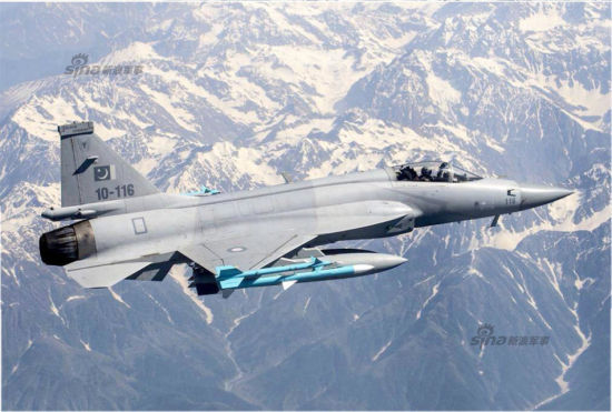 近日,国外权威媒体公布了巴基斯坦空军装备的JF-17“枭龙”战斗机在喜马拉雅山脉地区巡逻的高清照片。喜马拉雅山脉橫跨了五个国家,包括中国、印度、尼泊尔、不丹及巴基斯坦。参与巡逻的枭龙战机挂载了三个副油箱及两枚SD10A距距空空导弹两枚疑似PL-5EII近距格斗导弹。