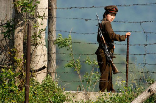 朝鲜人民军女哨兵正在中朝边境执勤。