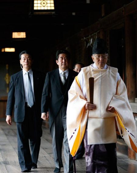 资料图:安倍参拜靖国神社