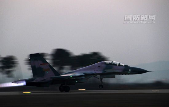 解放军粉红假想敌涂装苏30战机升空练对抗