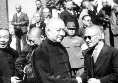 伪维新政府行政院院长梁鸿志(前左)与华北汉奸首领王克敏(前右)在南京的集会上。