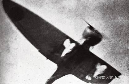 1937年12月8日,南昌,被中国空军击落机翼一角的日军战斗机返回基地