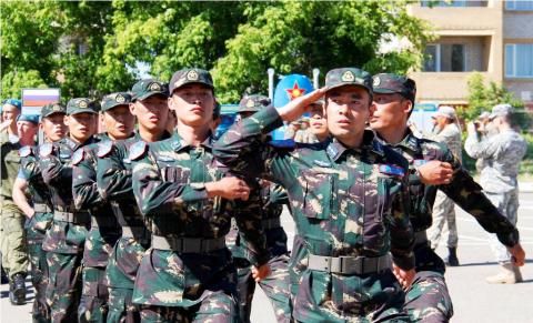 中国空降兵“雷神”突击队,代表全军特种部队参加了近日在哈萨克斯坦举行的“金鹰-2015”国际特种侦察兵竞赛,取得外国参赛队第一名的好成绩。图为“雷神”突击队在竞赛开幕式上。