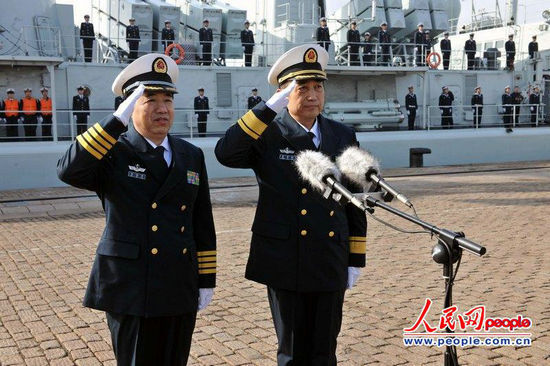 资料图:中国海军第十四批护航编队指挥员袁誉柏(右)和政委吴海华(左)。