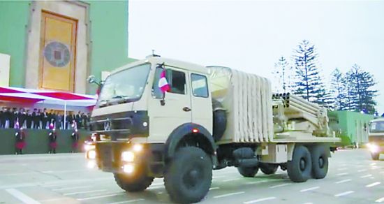 90B型多管火箭炮驶过主席台接受秘鲁军政官员的检阅。