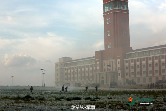 央视视频画面,注意“跨越-2015·朱日和C”演习中出现的红色5层建筑物