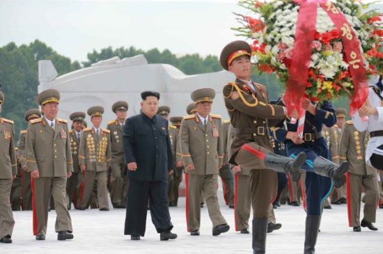 据朝中社7月28日凌晨报道,朝鲜最高领导人金正恩在27日祖国解放战争胜利纪念日当天,向位于平安南道桧仓郡的中国人民志愿军烈士陵园送花圈。报道说,花圈当天被陈列在烈士陵园内。