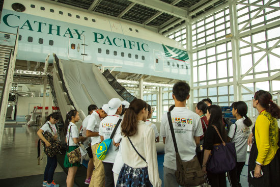 57名来自中国内地20个城市的青少年航空爱好者在航站训练营中脱颖而出,共赴香港参加航空主题夏令营。