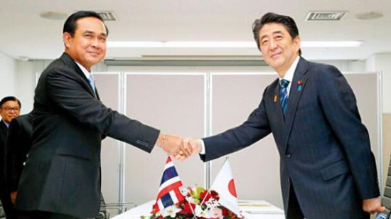 泰国总理巴育(左)与日本首相安倍晋三(右),2015年3月见面时承诺加速高铁谈判