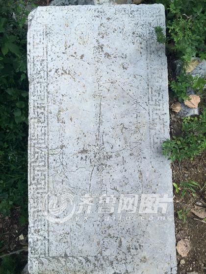 在石龙官庄村,记者还发现了多块散落的阵亡将士墓碑。其中,“野战补充团第一营第二连连长刘景超墓”等字样依然可见。