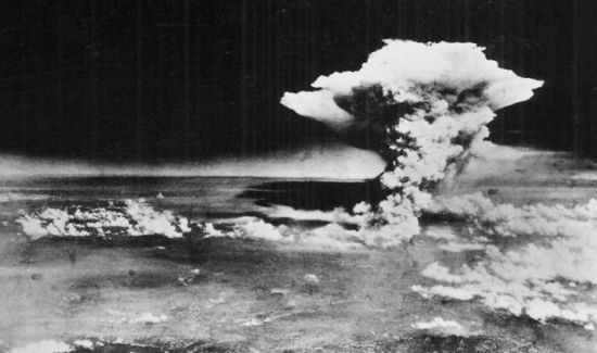 资料图:1945年8月6日,由艾诺拉 盖伊号机组拍摄的在广岛上空升起的核蘑菇云