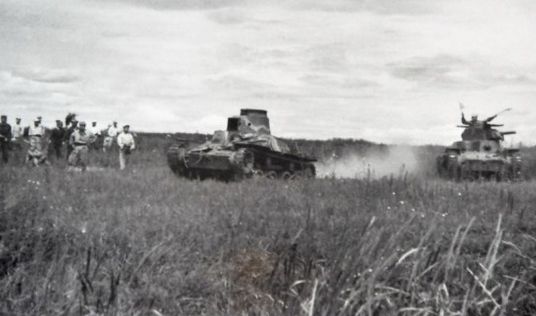 1947年在东安东北战车大队为了更好地发挥坦克进攻的威力提高坦克部队的战斗力,积极地进行坦克战术演练。